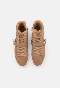 Sneakers high-top in camoscio beige con colletto foderato in pelliccia, dotati di una cintura a livello del metatarso e suole in gomma bianca.