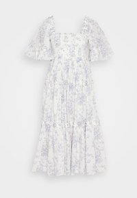 Biała maxi sukienka w kwiaty z lawendowymi wzorami, marszczonym gorsem i falbaniastymi krótkimi rękawami. Luźny materiał z warstwowym fasonem.