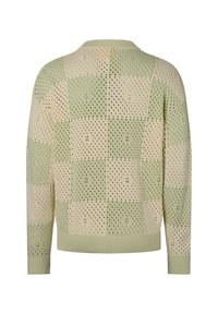 Cardigan tricoté vert clair avec un motif à carreaux ouvert, présentant un col rond et des poignets côtelés aux manches et à l'ourlet.