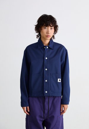 Giacca blu navy realizzata in tessuto resistente, con colletto, bottoni a pressione e due tasche frontali con una piccola etichetta logo.