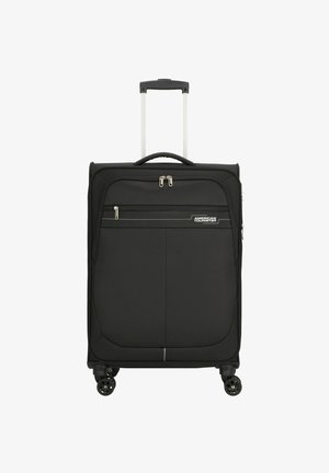 Maleta negra hecha de un tejido duradero, con un asa telescópica, ruedas y un bolsillo frontal con cremallera y acentos plateados.