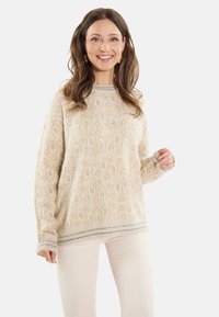 Maglione beige con motivi a diamante, texture a maglia e polsini a coste; presenta un'accensione orizzontale blu chiaro all'orlo.