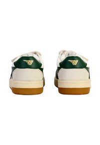 Zapatillas verdes y blancas con un upper de cuero liso y ante, que presentan una suela de goma marrón y acentos dorados del logo en el talón.