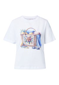 T-shirt blanc avec un imprimé coloré d'un panier tressé avec des fruits, une serviette bleue, des lunettes de soleil et des tongs. Manches courtes.