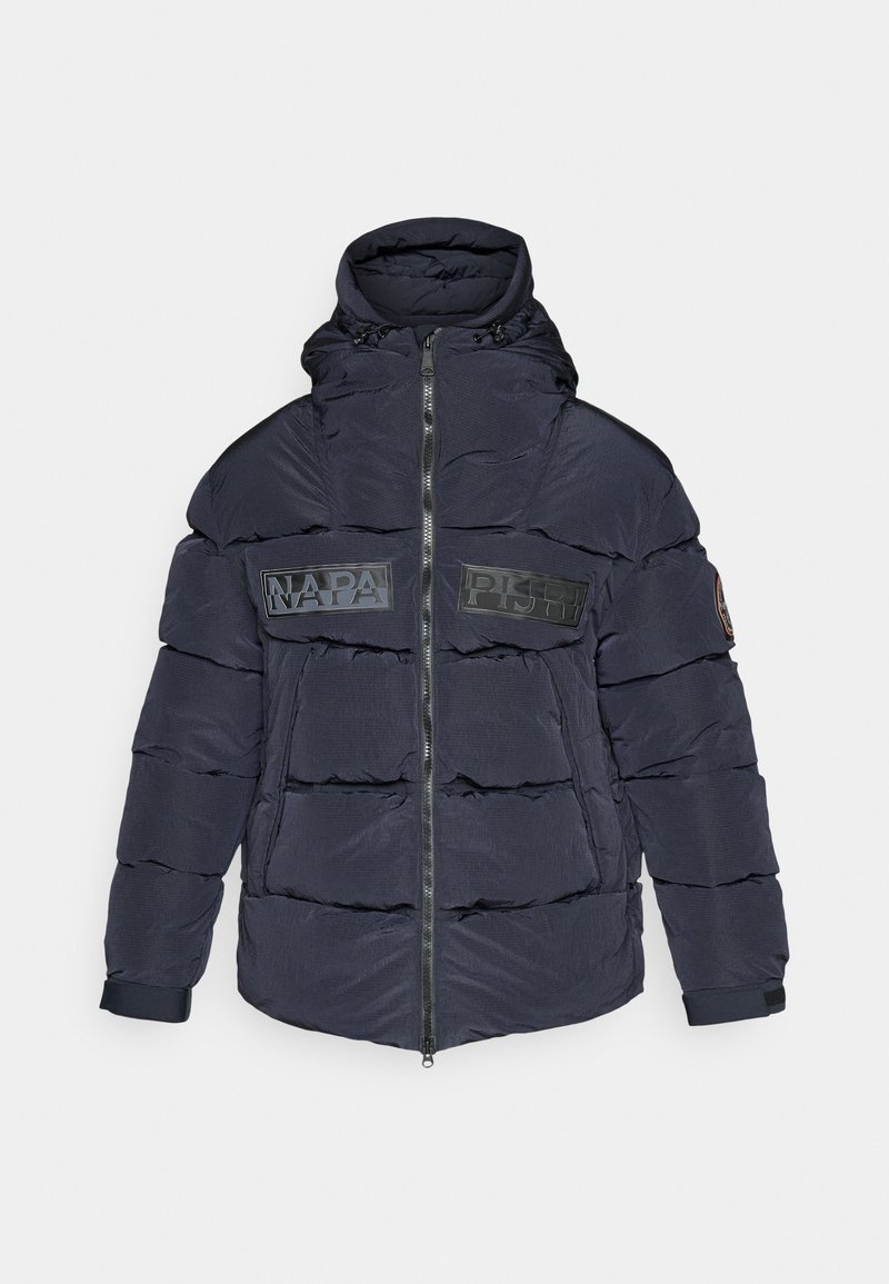 Veste rembourrée bleu marine avec un col haut, fermeture éclair et deux grandes poches sur la poitrine portant du texte noir. Tissu texturé avec des coutures horizontales.