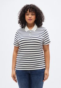 Ριγέ πόλο μπλούζα σε ναυτικό μπλε και λευκό με γιακά, κοντά μανίκια, πατιλέτα με τρία κουμπιά και μικρό κεντημένο λογότυπο στο στήθος.