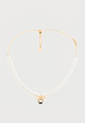 Colier cu lanț auriu, perle albe și un pandantiv în formă de albină, cu cristale și detalii din email negru.