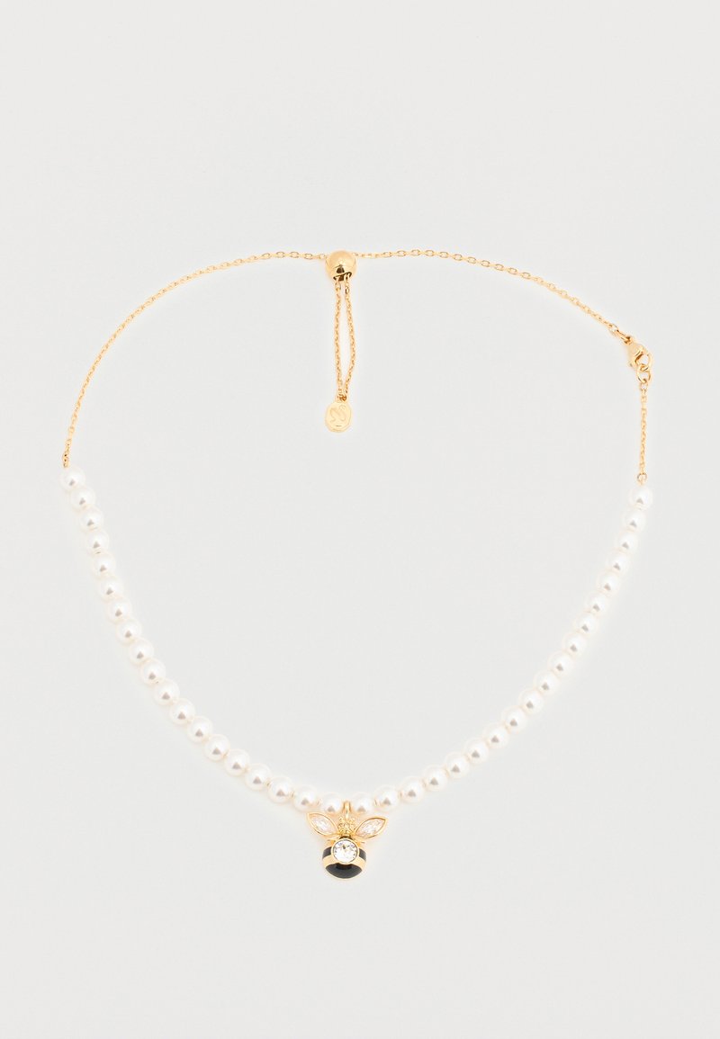 Χρυσή αλυσίδα με λευκές πέρλες και μενταγιόν σε σχήμα μέλισσας με κρυστάλλους και μαύρες λεπτομέρειες από σμάλτο.