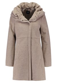 Cappotto in misto lana beige con cappuccio grande arricciato, cerniera frontale e due tasche laterali. Caratterizzato da una silhouette strutturata e una texture liscia.