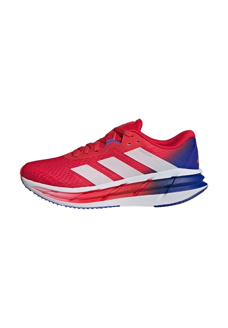 Rote Sportschuhe mit einem Obermaterial aus Mesh, weißen gestreiften Akzenten, einem blauen Farbverlauf an der Ferse und einer durchsichtigen, geschichteten Sohle.
