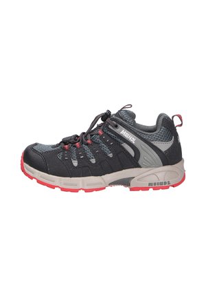 Schwarz-graue Mesh- und Wildlederschuhe zum Wandern mit roten Akzenten, ausgestattet mit einem tiefen Design, Gummisohle und elastischem Schnürsystem.