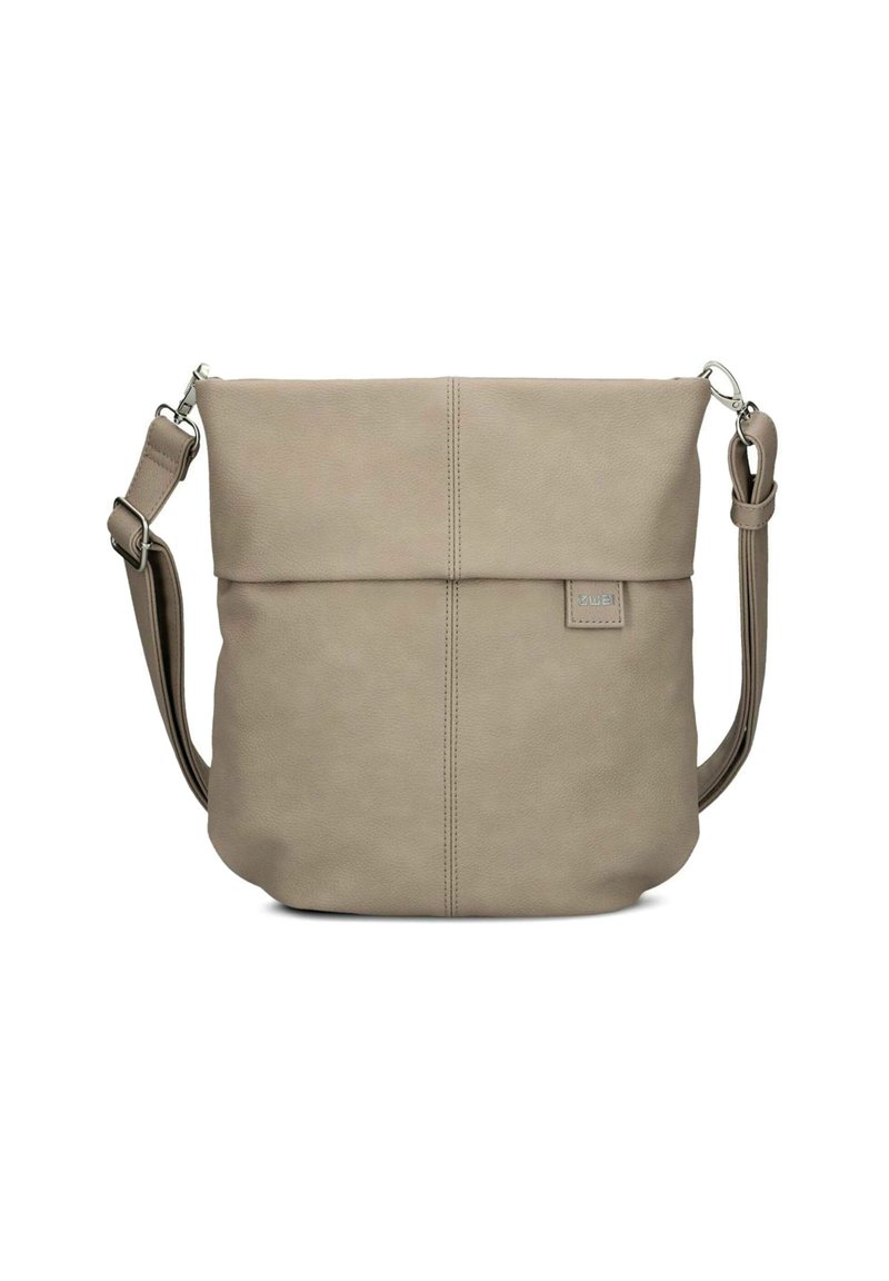 Borsa a tracolla in pelle beige con pattina pieghevole, tracolla regolabile e un sottile dettaglio con logo. Texture liscia con design minimalista.