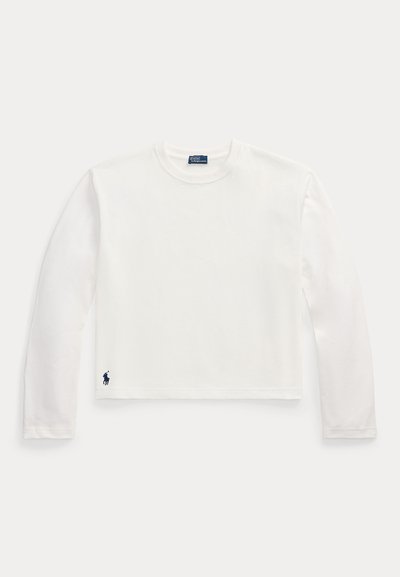 Hvid langærmet rundhalset skjorte med lille marineblåt broderet Polo-logo nær den nederste kant på venstre side.