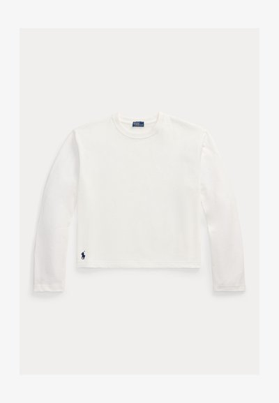 Hvid langærmet rundhalset skjorte med lille marineblåt broderet Polo-logo nær den nederste kant på venstre side.