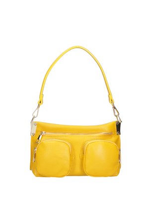 Borsa a tracolla in pelle gialla con doppie tasche frontali con cerniera e una singola tracolla con fibbie metalliche su sfondo bianco.