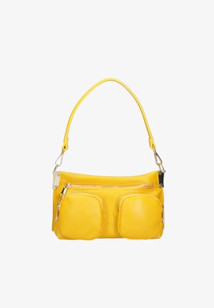 Sac à bandoulière en cuir jaune avec deux poches zippées à l'avant et une seule sangle avec des fermoirs métalliques sur fond blanc.