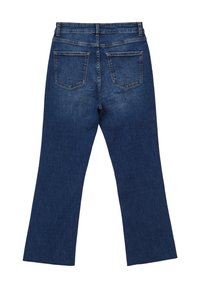 Jeans in denim blu scuro a gamba svasata con vita media, dotati di due tasche posteriori e cuciture visibili lungo le cuciture.