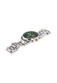 Reloj de pulsera en tonos plata y dorado con un dial verde, tres subdiales y una pulsera de metal con eslabones alternando entre lisos y texturizados.