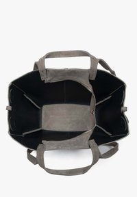 Szara zamszowa torebka z teksturowaną powierzchnią, wewnątrz z wieloma kieszeniami oraz górnymi uchwytami do noszenia. Zamek błyskawiczny w zestawie.