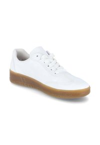 Witte sneaker met een gladleren bovenwerk, ronde neus, vetersluiting aan de voorkant en een tan rubberen zool met gestructureerde grippatronen.