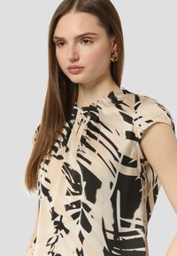 comma MIT KAPPÄRMELN - T-Shirt print - schwarz