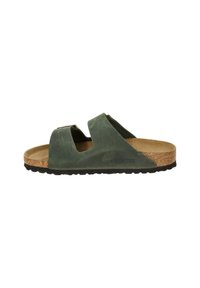 Sandales en cuir vert avec deux larges brides, semelle en liège et semelle en caoutchouc. Présente une finition texturée et un logo en relief.