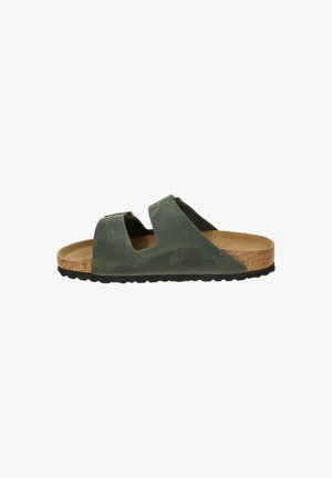 Groene leren sandalen met twee brede bandjes, kurken voetbed en rubberen zool. De sandalen hebben een gestructureerde afwerking en een reliëflogo-detail.