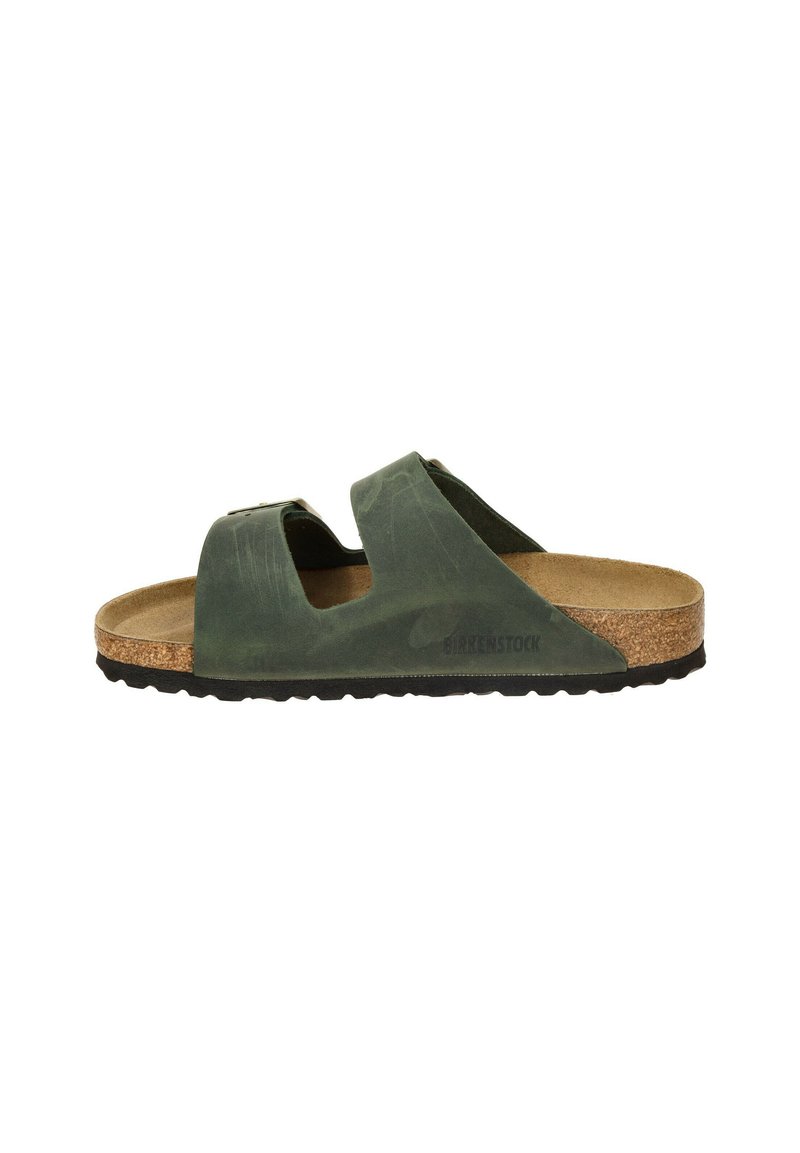 Sandales en cuir vert avec deux larges brides, semelle en liège et semelle en caoutchouc. Présente une finition texturée et un logo en relief.
