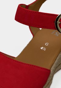 Πλατφόρμα σανδάλι από κόκκινο σουέτ με λουράκι στον αστράγαλο και χρυσή αγκράφα, επενδυμένο ταμπά πέλμα με σημάδι μεγέθους 4½ G και πλεκτή σόλα από σχοινί.