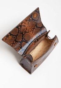 Brązowa i czarna torebka w wzór skóry węża z magnetycznym zapięciem, wyposażona w wewnętrzną przegrodę i podszewkę z nadrukowanym logo.
