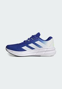 Blaue Sportschuhe mit einem Mesh-Obermaterial, weißen Akzenten und drei diagonalen Streifen. Verfügt über eine gepolsterte Sohle und eine strukturierte Ferse für besseren Halt.