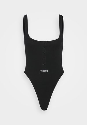 Maillot de bain une pièce noir avec un décolleté en scoop, des bretelles larges, des détails de boutons à l'avant et le logo Versace en blanc à la taille.