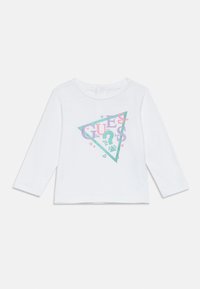 Weißes Langarm-T-Shirt für Kleinkinder mit buntem "GUESS"-Text in einem türkisfarbenen Dreieck und kleinen Herz-Akzenten auf der Vorderseite.