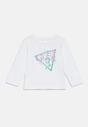Weißes Langarm-T-Shirt für Kleinkinder mit buntem "GUESS"-Text in einem türkisfarbenen Dreieck und kleinen Herz-Akzenten auf der Vorderseite.