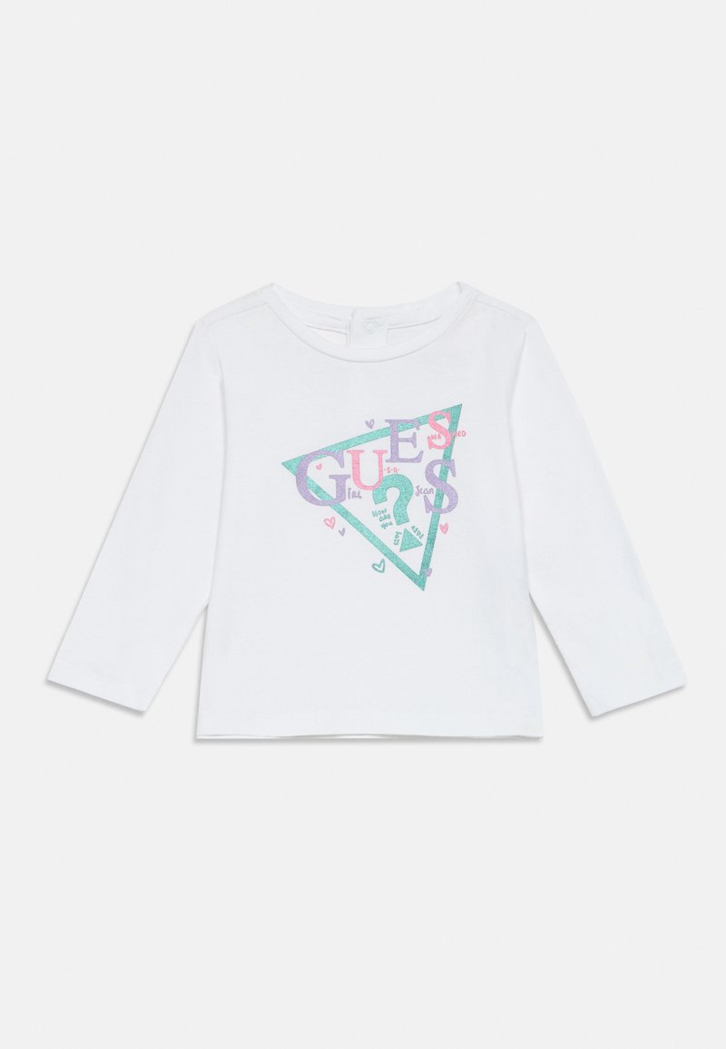 Weißes Langarm-T-Shirt für Kleinkinder mit buntem "GUESS"-Text in einem türkisfarbenen Dreieck und kleinen Herz-Akzenten auf der Vorderseite.