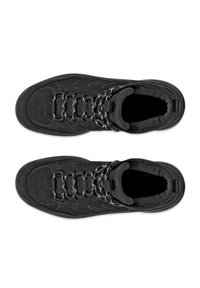 Czarne buty trekkingowe z wyściełanym wsparciem kostki, teksturowaną zamszową i siateczkową cholewką, odblaskowymi sznurówkami oraz trwałą gumową podeszwą.