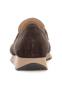 Bruine suède instapper met een ronde neus, lichtbeige rubberen zool en minimale stiksels. Getextureerde bovenkant, gladde kraag en stevige constructie.