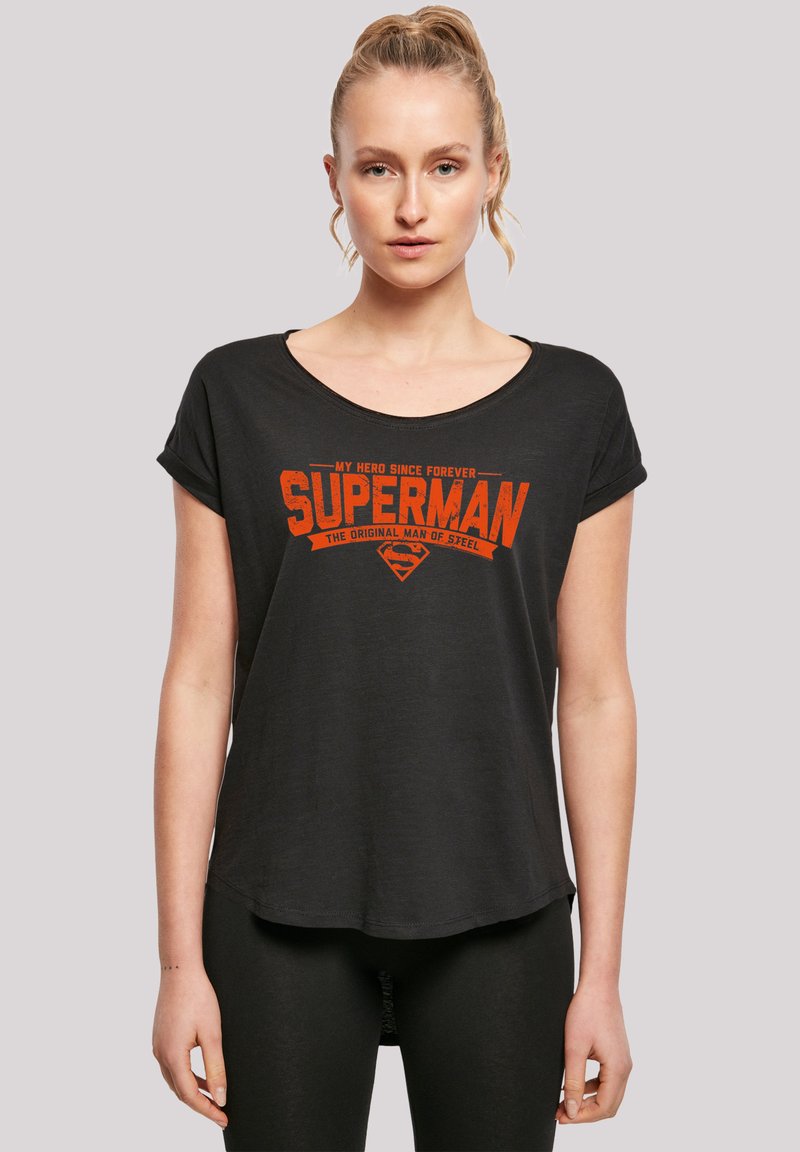Sort kortærmet t-shirt lavet af blødt stof, der har et orange grafisk tryk med teksten "MIT HELD Siden FOR EVIGT SUPERMAN" og logo.