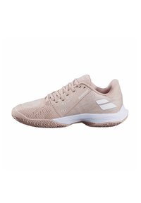 Chaussure de sport rose clair avec une tige en mesh respirant, un design texturé, une semelle en caoutchouc blanche et des accents de marque subtils.