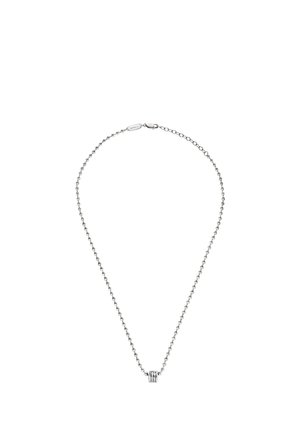 Srebrny naszyjnik z delikatnym łańcuszkiem o małych ogniwach i trzema połączonymi pierścieniami jako centralnym akcentem. Regulowane zapięcie na karabińczyk.