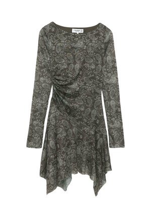 Abito a maniche lunghe di colore verde scuro con un intricato motivo paisley. Presenta un lato arricciato e un orlo asimmetrico fluente. Tessuto morbido e texture.