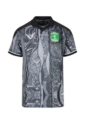 Zwart en grijs gestreept voetbalshirt met korte mouwen, zwarte kraag, witte logo's en het groen-geel Fussballclub Kitzbühel embleem op de borst.