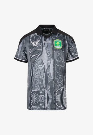 Zwart en grijs gestreept voetbalshirt met korte mouwen, zwarte kraag, witte logo's en het groen-geel Fussballclub Kitzbühel embleem op de borst.