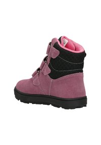 Bottines en daim rose avec des accents en maille noire, dotées de trois fermetures à boucle et d'une semelle en caoutchouc noir texturé. L'intérieur est doublé d'un rose vif.