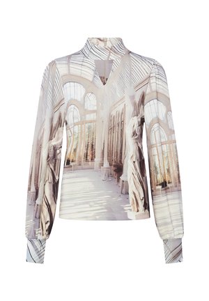 Blouse à manches longues et col haut avec un imprimé architectural doux représentant des fenêtres en arc et des statues classiques dans des tons atténués.