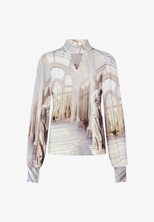 Langärmlige Bluse mit hohem Kragen und einem weichen architektonischen Muster, das bogenförmige Fenster und klassische Statuen in gedämpften Tönen zeigt.