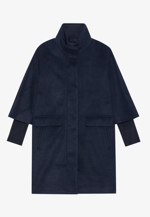 Abrigo azul marino con cuello alto, mangas anchas, dos bolsillos frontales y puños acanalados, hecho de un material suave y texturizado.