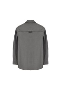 Grijs overhemd met lange mouwen, knoopsluiting en een ronde zoom, kraag en een achterpand met inzetstuk, met accentdetails van twee knopen bij de manchetten.