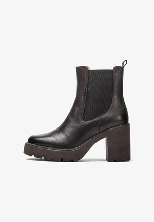 Stivaletto in pelle marrone con punta arrotondata, pannelli laterali elastici e tacco spesso e testurizzato. Finitura liscia e design robusto.