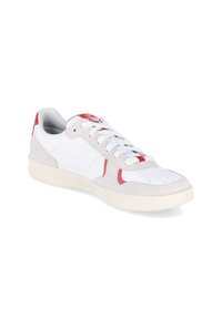 Sneaker z białą cholewką ze skóry, szarymi zamszowymi akcentami, czerwonymi detalami, perforowanym noskiem oraz kremową, teksturowaną gumową podeszwą.